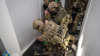 СБУ знешкодила злочинну організацію, яка під виглядом добробатів тероризувала киян