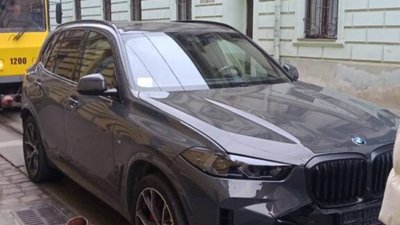 У Львові автівка наїхала на болард