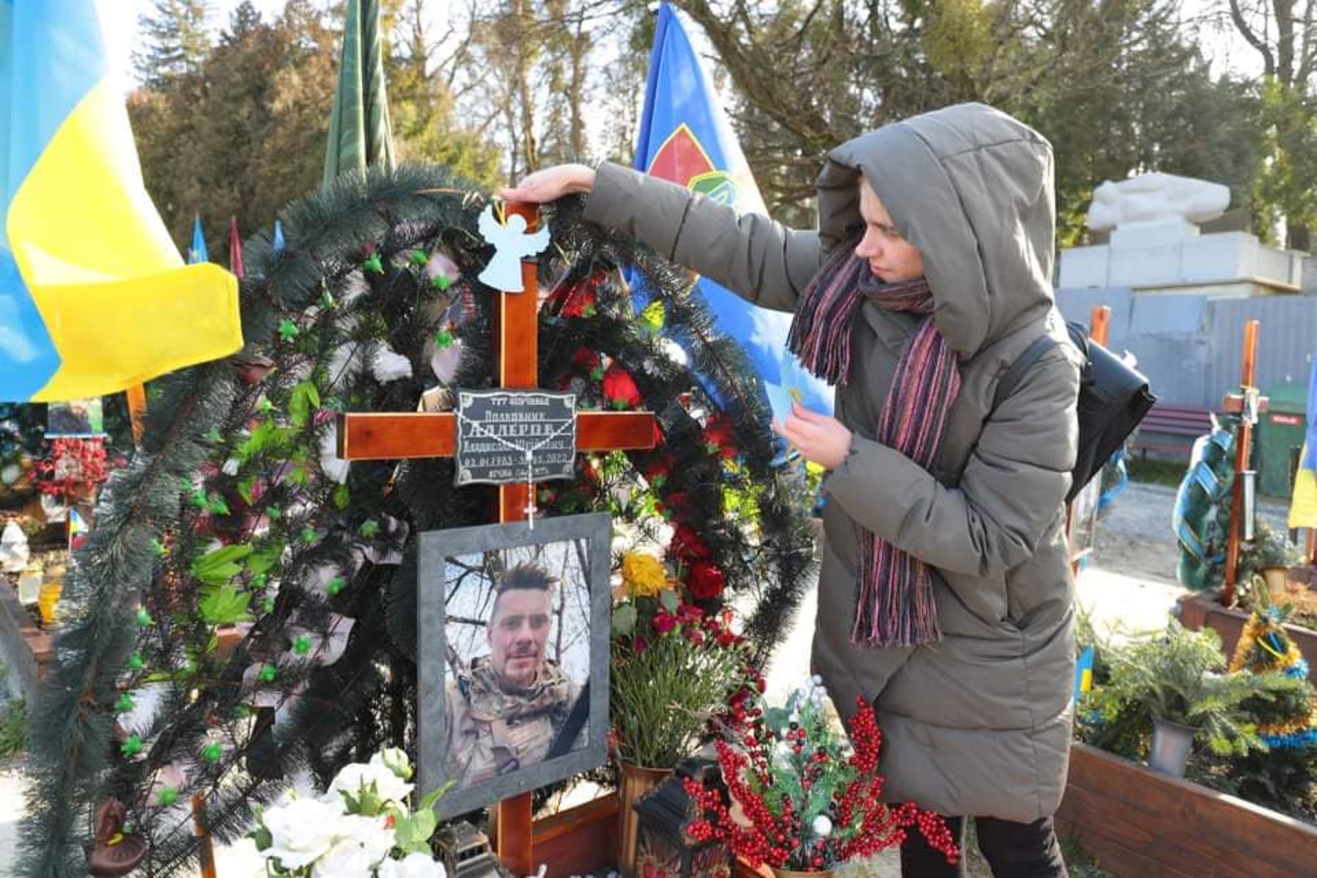 У Львові на могилах українських Героїв розвісили понад 400 ангеликів
