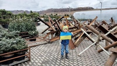 Відома туристична локація з лавандовим полем відтепер виготовляє протитанкові їжаки