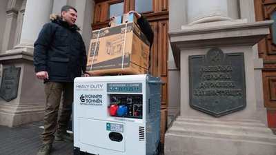 Благодійники передали генератори та термобілизну для військових