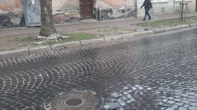 У Львові на вулиці утворилось провалля (ВІДЕО)