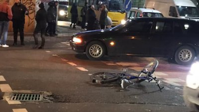 У Львові автомобіль збив велосипедиста