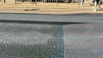 У Львові автомобіль із київською реєстрацією запаркувався прямо біля університету Франка (ФОТО)