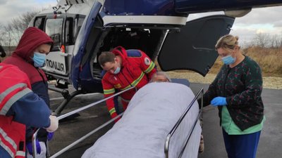 На Львівщині гелікоптер здійснив медичну евакуацію пацієнта, який перебував у вкрай важкому стані (ФОТО)