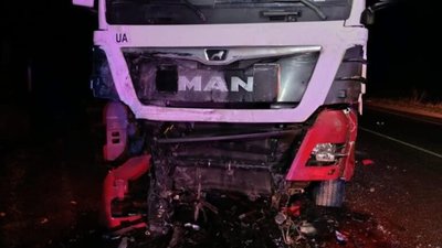 На трасі Київ - Чоп автомобіль не розминувся із вантажівкою