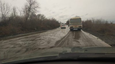 На Львівщині разом зі снігом зійшла дорога (ФОТО)