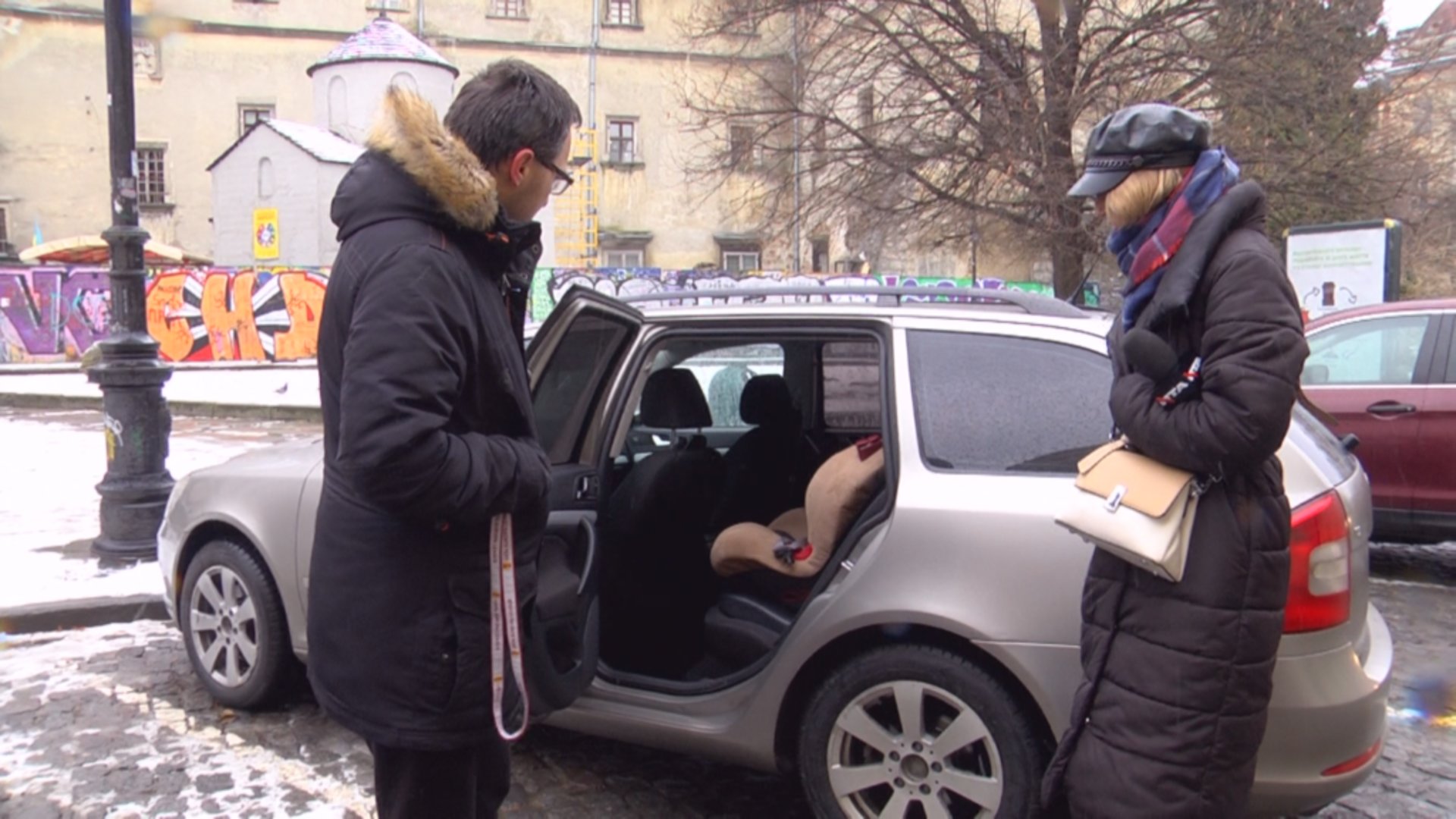 У центрі Львова на платній парковці обкрадають автомобілі