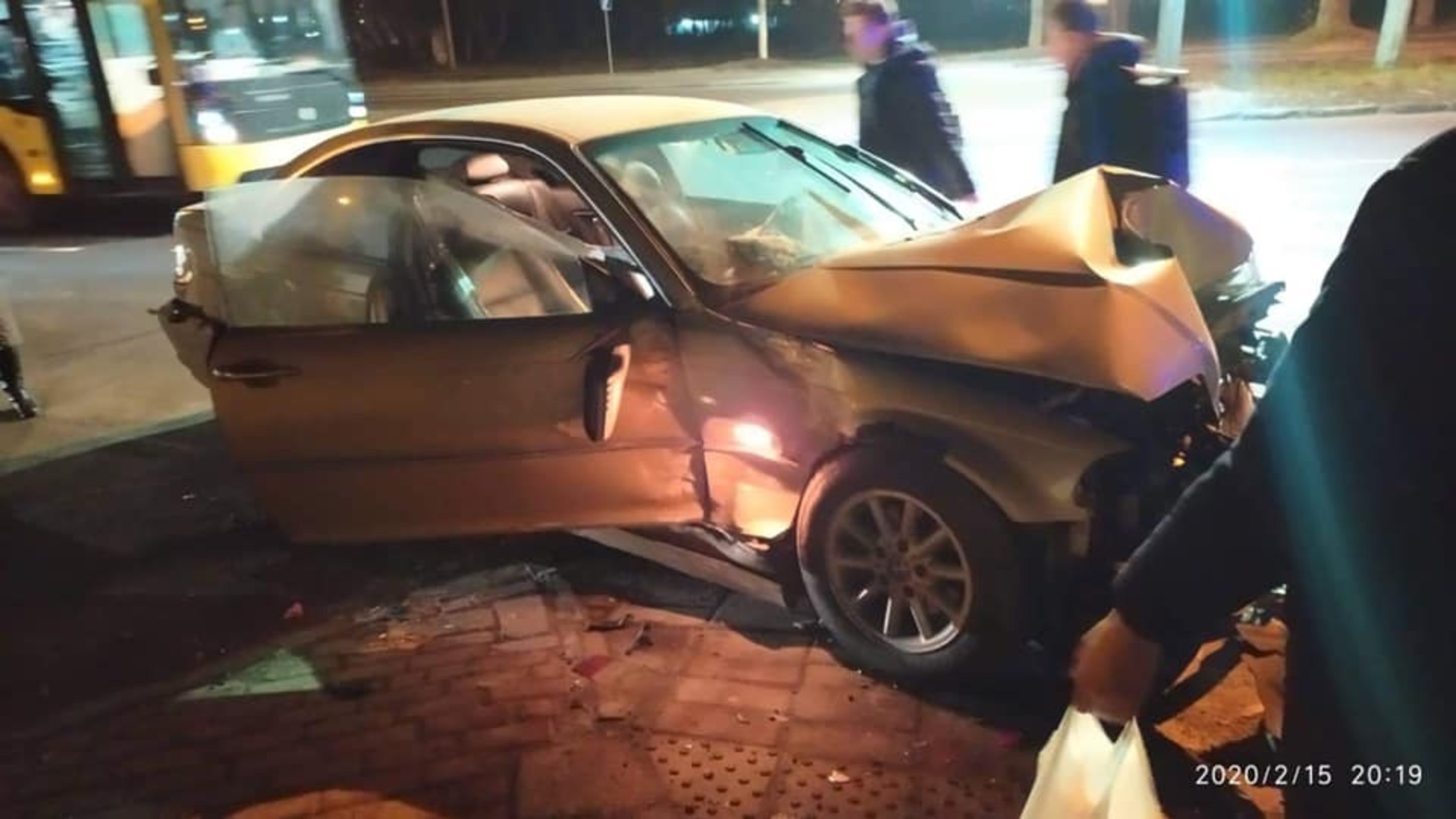 У Львові автомобіль протаранив стовп. Фото Варта-1
