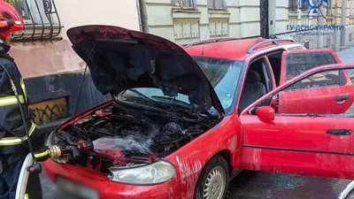 У Львові посеред вулиці спалахнув автомобіль (ФОТО)