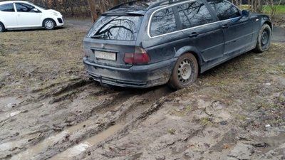 У Львові водіям доводиться паркуватись у болоті (ФОТО)