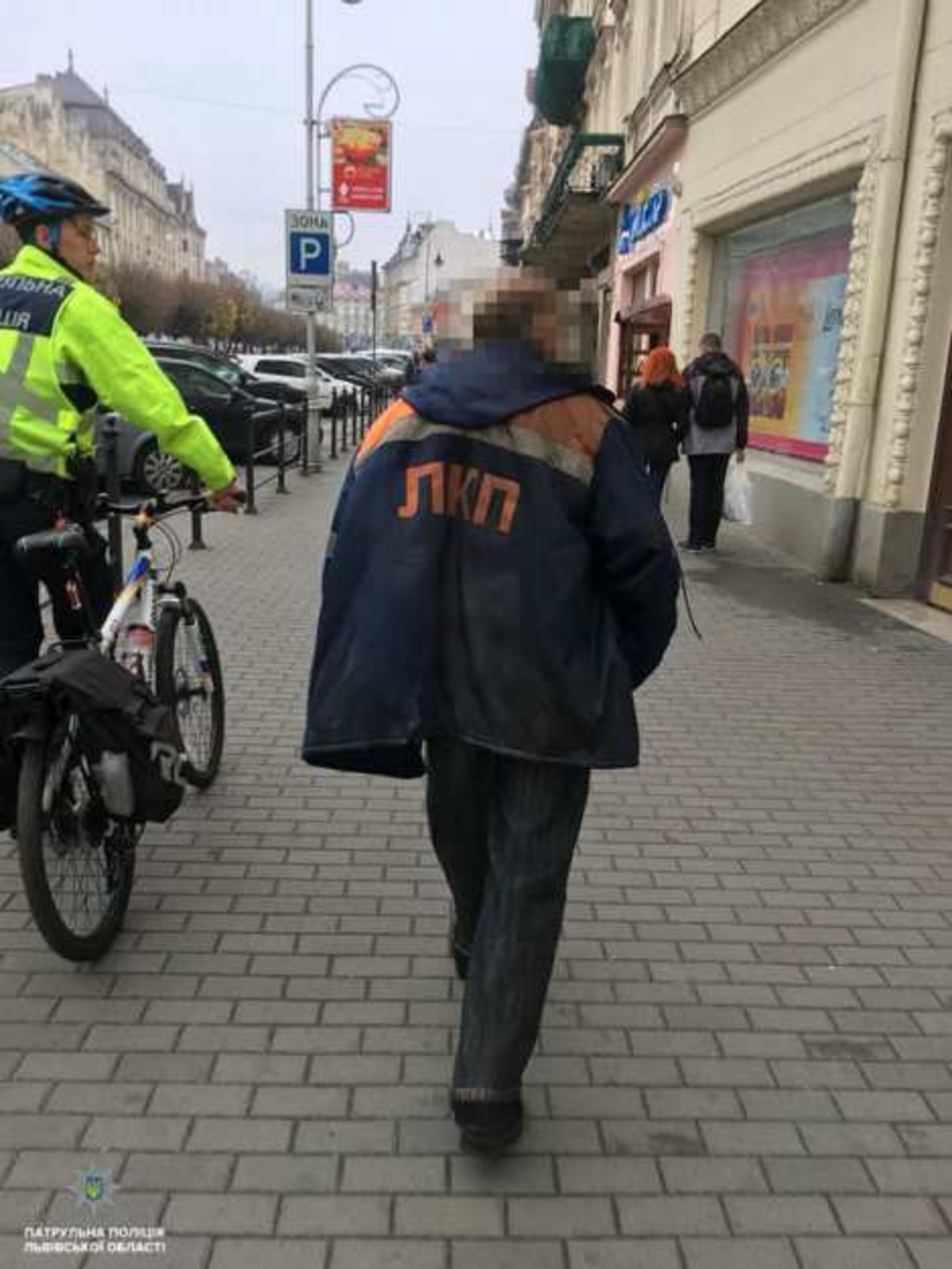 Копнув та розчавив голову на очах у дітей: у Львові двірник вбив голуба