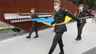 Над Меморіалом пам’яті Героїв Небесної Сотні підняли Державний прапор (ФОТО)