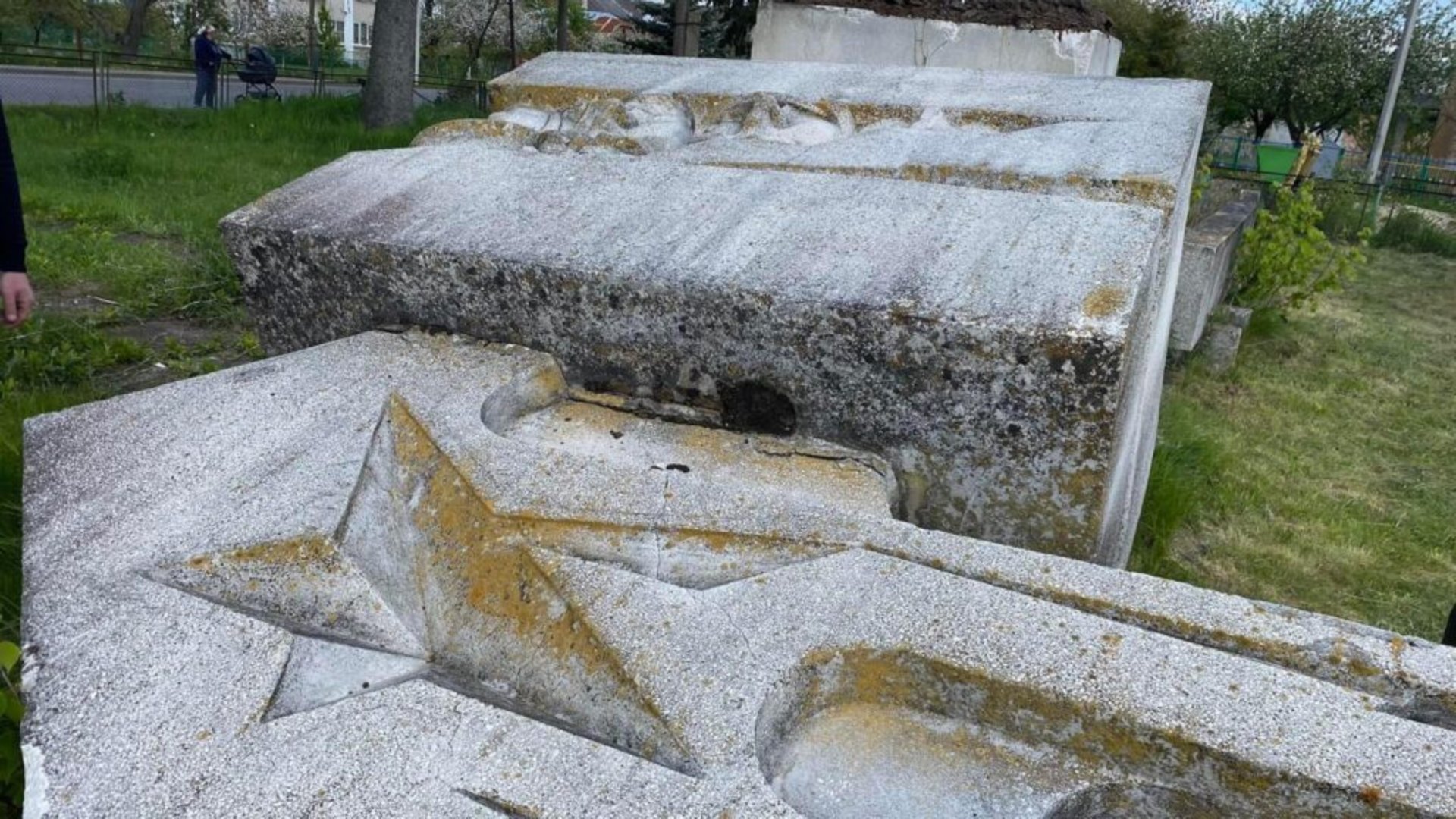 На Львівщині знесли ще два радянські пам'ятники