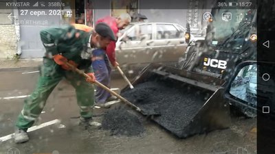 У Дрогобичі під час дощу ремонтують дорогу (ФОТО)