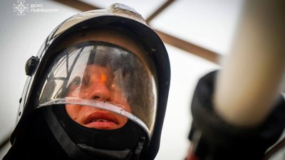 Вночі у Раві-Руській вогнеборці гасили пожежу автомобіля