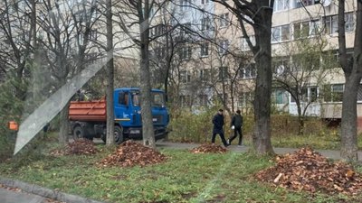 У Львові вантажівка розбиває тротуар