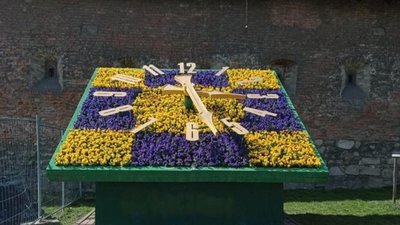 У Львові на Митній площі заквітчали годинник (ВІДЕО)