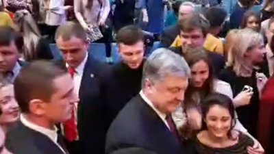 Підтримка курсу на ЄС і НАТО набагато сильніша серед молоді — Порошенко