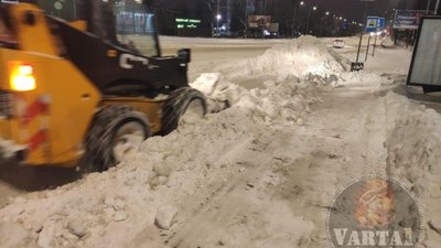 У Львові техніка чистить зупинки громадського транспорту (ФОТО)