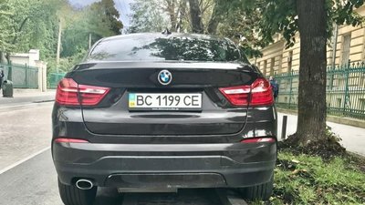 У Львові на Пекарській автомобіль припаркувався на газоні (ФОТО)