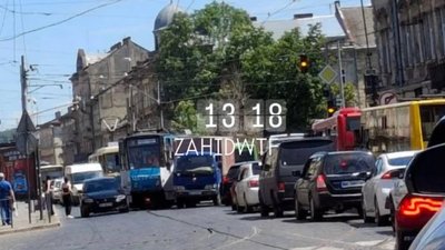 У Львові на популярній вулиці зупинився рух транспорту