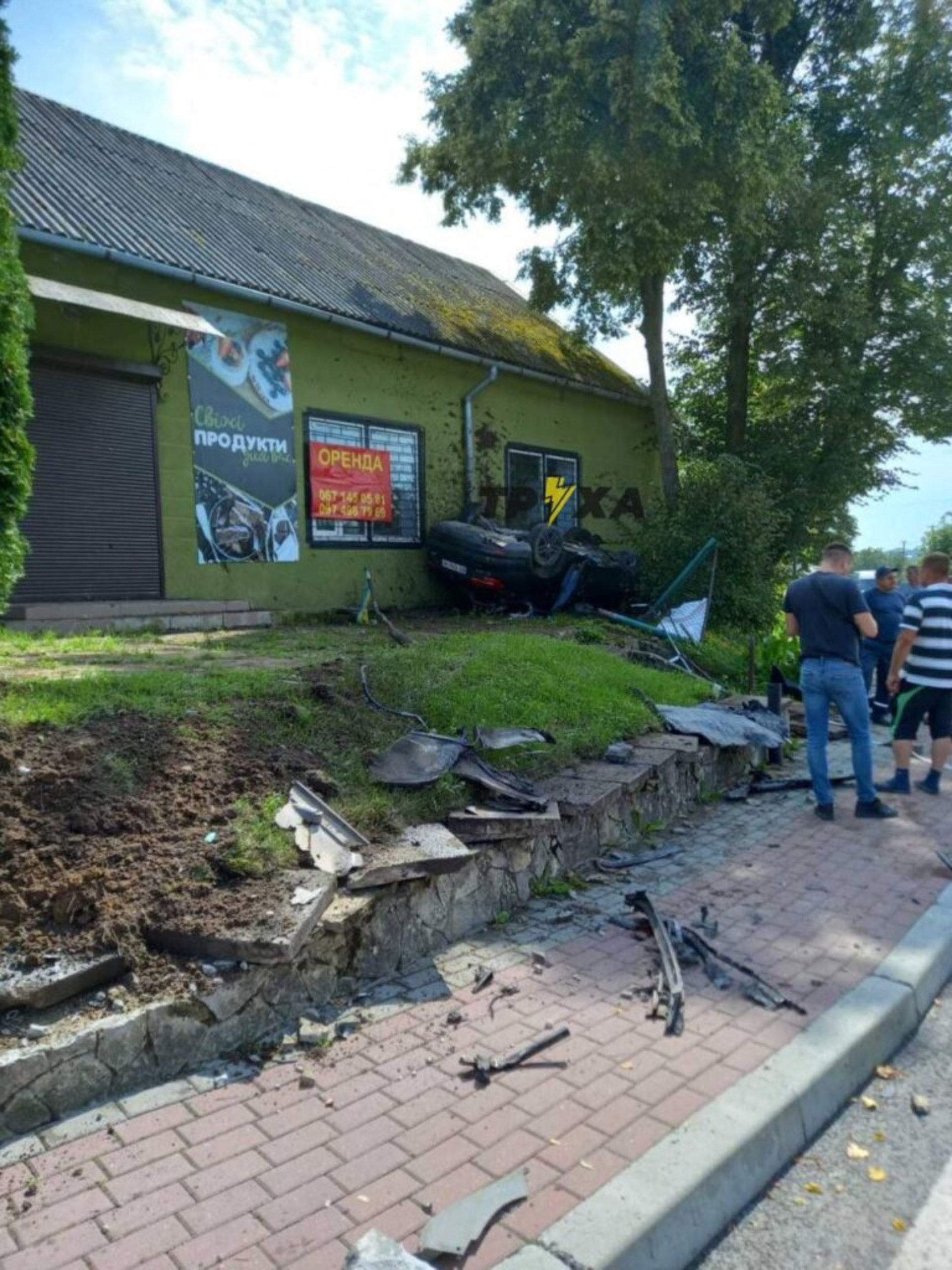 У Пустомитах п’яний водій влетів у магазин і перекинувся