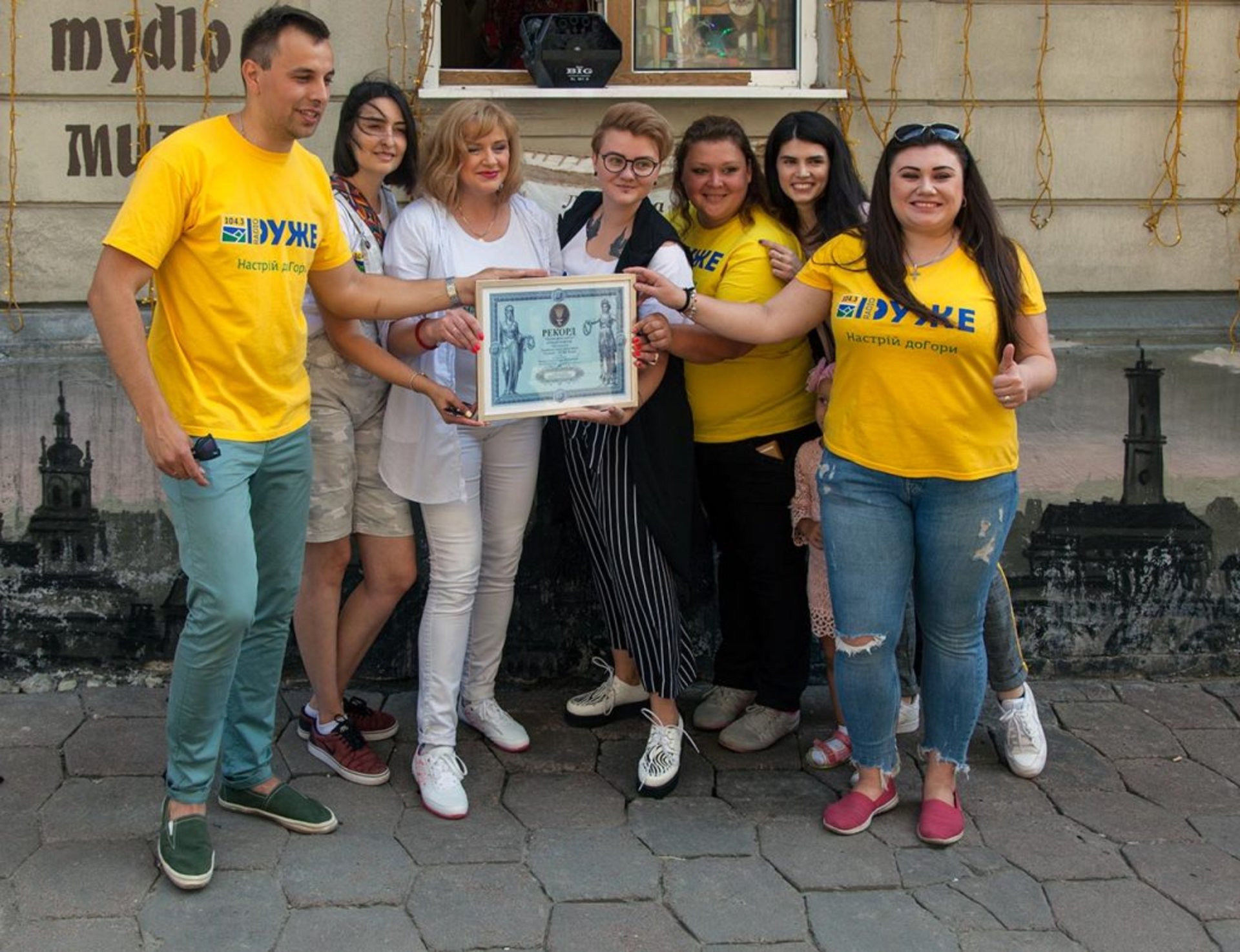 Ведучі Дуже Радіо після встановлення рекорду на найбільше мило України