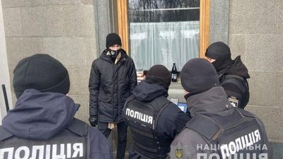 27-річний львів’янин кинув молоток у вікно ВРУ