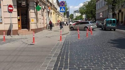 У Львові на ще одній вулиці встановили улюблені стовпчики урбаністів (ФОТО)