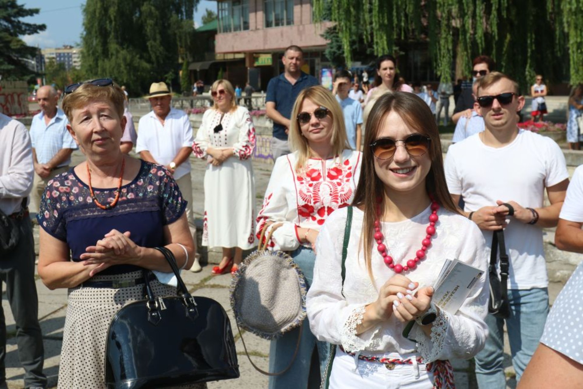 На площі біля Центру Довженка замайорів національний стяг, фото ЛМР