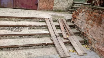 У Львові комунальники ставлять у багатоповерхівках дошки замість пандусів (ФОТО)