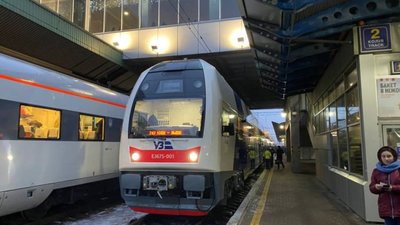 Низка приміських поїздів Львівської залізниці змінює розклад руху
