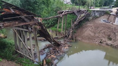 На Львівщині повністю обвалився міст, який п'ятнадцять років був не добудованим (ФОТО)