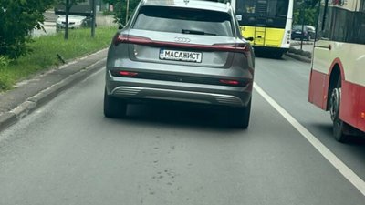 У Львові вулицями їздить масажист