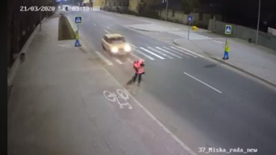 У Пустомитах водій легковика скоїв наїзд на двірничку і втік (ВІДЕО)