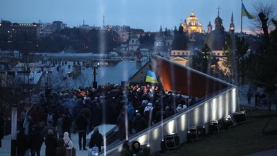У Львові в пам'ять про Героїв Небесної Сотні в небо зринули десятки світлових променів