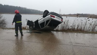 На Львівщині іномарка злетіла з траси в озеро (ФОТО)