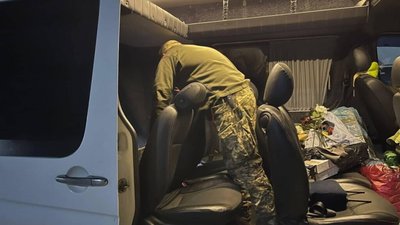 У подвійній стінці буса ураїнець намагався провезти запчастини до автомобіля (ФОТО)