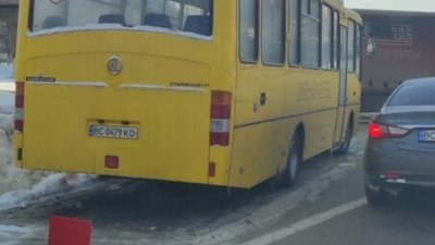 У Львові шкільний автобус другу добу перешкоджає руху на кільці (ФОТО)
