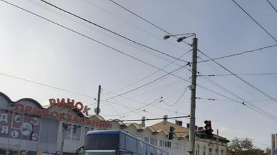 Біля Привокзального ринку автобус в'їхав у три автомобілі і опинився на колії (ФОТО)