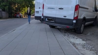 У Львові автомобілі знищують відремотовані тротуари