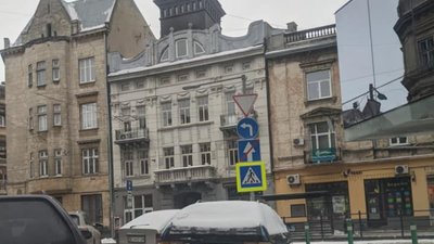 Львів’яни нарікають, що влада міста не реагує на покинуті автомобілі, які становлять небезпеку для людей (ФОТО)