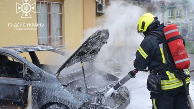 На Львівщині вогонь знищив два легкових автомобілі