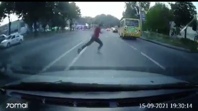 У Львові чоловік перебігав дорогу і мало не потрапив під автомобіль (ВІДЕО)