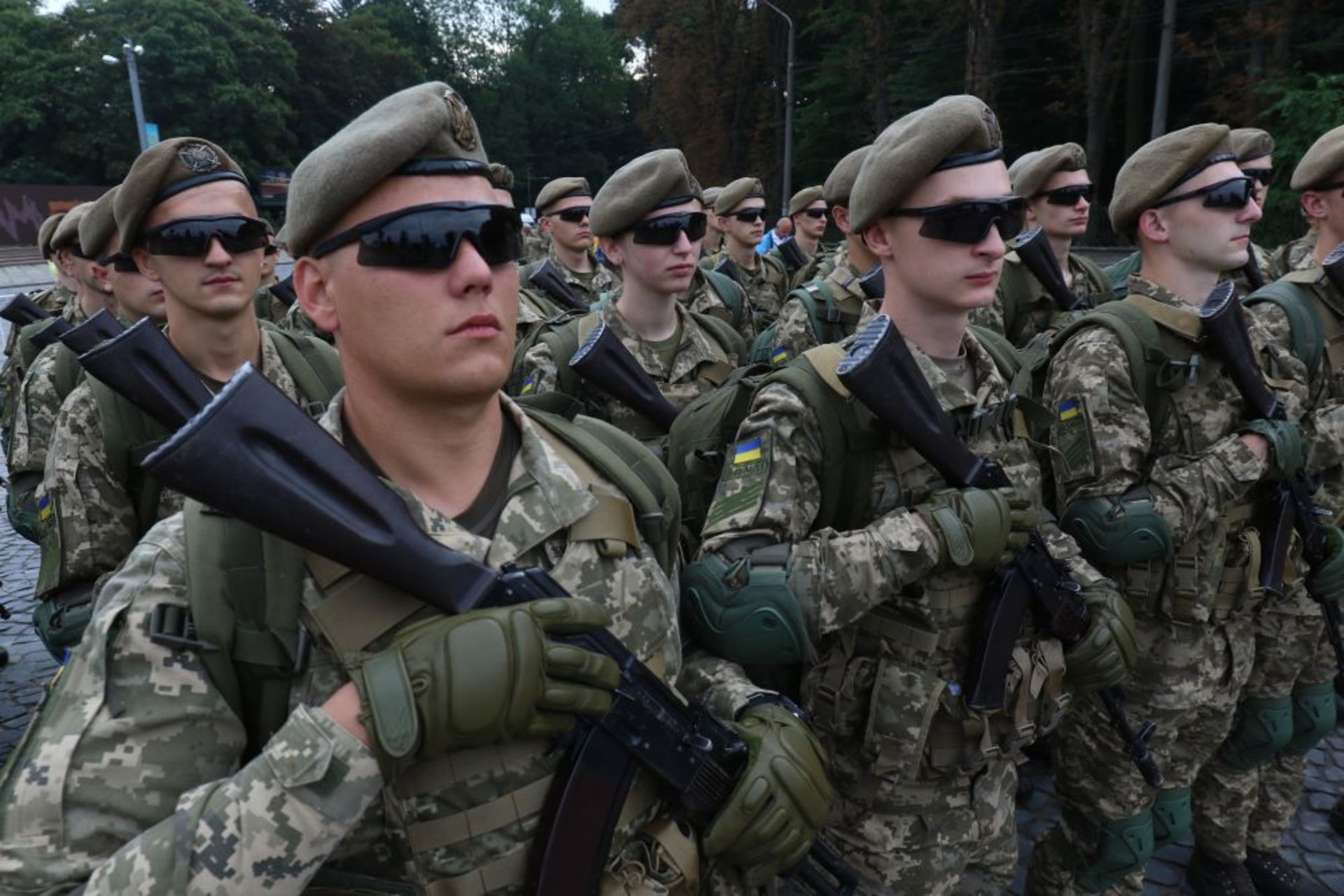 У Львові на найбільшому флагштоку за 12 млн грн урочисто підняли прапор України, фото ЛМР