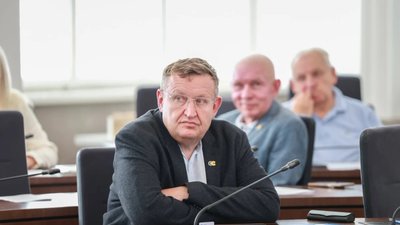 У Львові на кінцевій зупинці трамваю відремонтують тротуар