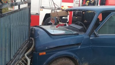 На Яворівщині автомобіль влетів у бетонну огорожу (ФОТО)