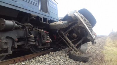 На Закарпатті поїзд «Київ-Солотвино» зіткнувся із вантажівкою, є жертви (ФОТО)