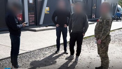 На Львівщині прикордонник відмовився від 6 тисяч доларів